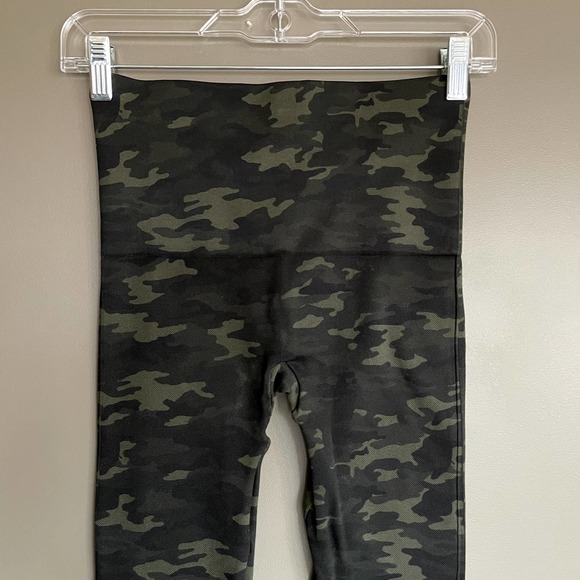 SPANX Look At Me Now Seamless Leggings Green Camo Size Medium High Rise Slimming - Picture 11 of 16